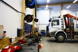 Vit lastbil i stor lokal 