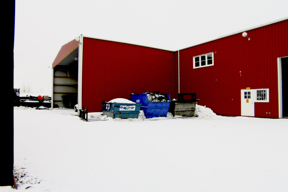Stor lokalbyggnad i rött snö på marken