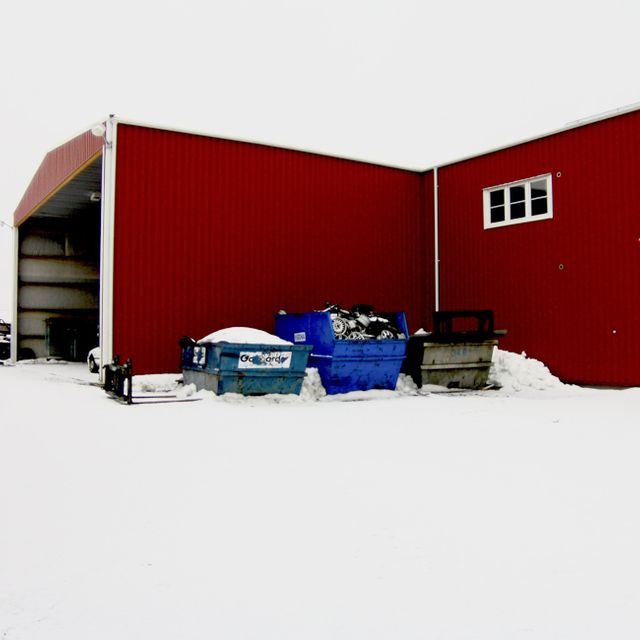 Stor lokalbyggnad i rött snö på marken