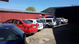 bilar uppställda vid rött blank