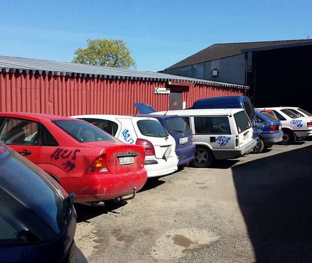 bilar uppställda vid rött blank